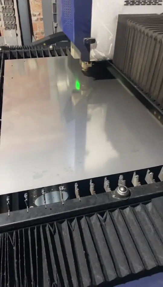 Cutting head above a metal sheet on the workshop machine bed
